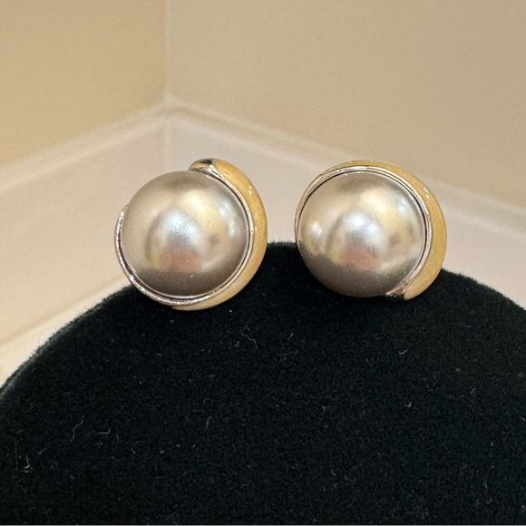 CLIP ON EARRINGS grey faux pearl and enamel on silver tone backing Vintage 80s - Picture 4 of 11